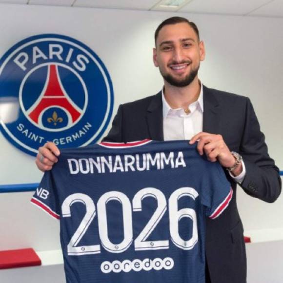 El Paris Saint-Germain ha anunciado a través de sus redes sociales el fichaje del guardameta Gianluigi Donnarumma, campeón de la Eurocopa con Italia, al cuadro parisino hasta junio de 2026. El arquero llega a uno de los clubes más poderosos del Viejo Continente procedente del AC Milan tras haber finalizado el contrato que los unía.