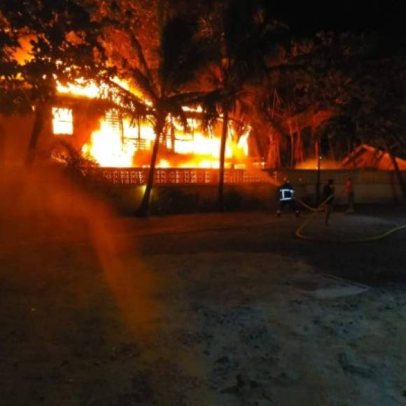 FOTOS: Voraz incendio consume casa de vacaciones en West Bay, Roatán