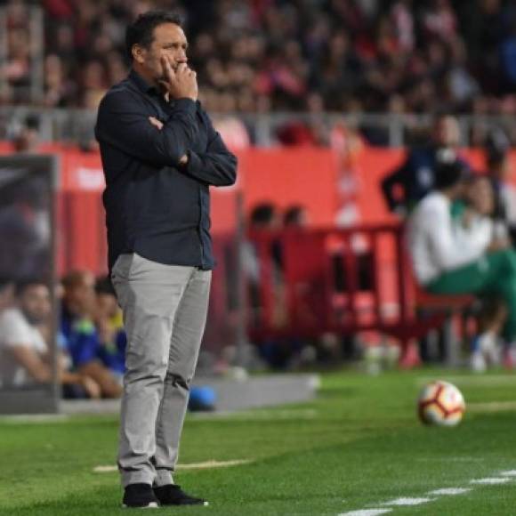 Tras el descenso del Girona, su entrenador Eusebio Sacristán, ha anunciado que renuncia al año de contrato que le quedabay deja de ser el técnico del equipo gerundense para la próxima temporada . Fue el estratega del hondureño Antony Lozano.