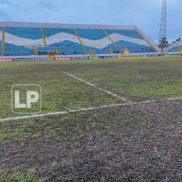 Una vergüenza: así lucen las canchas de los estadios Morazán y Nacional durante el Premundial Sub-20 de Concacaf