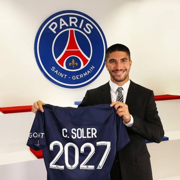 OFICIAL: Carlos Soler es nuevo jugador del PSG. El centrocampista español dejó el Valencia y firmó por cinco temporadas con los parisinos por 18 millones de euros fijos que podrían ser 22 en caso de cumplimiento de variables. Sexto fichaje tras Vitinha, Mukiele, Ekitike, Sanches y Fabián.