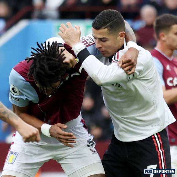 Momento del puñetazo de Cristiano Ronaldo a Tyrone Mings.