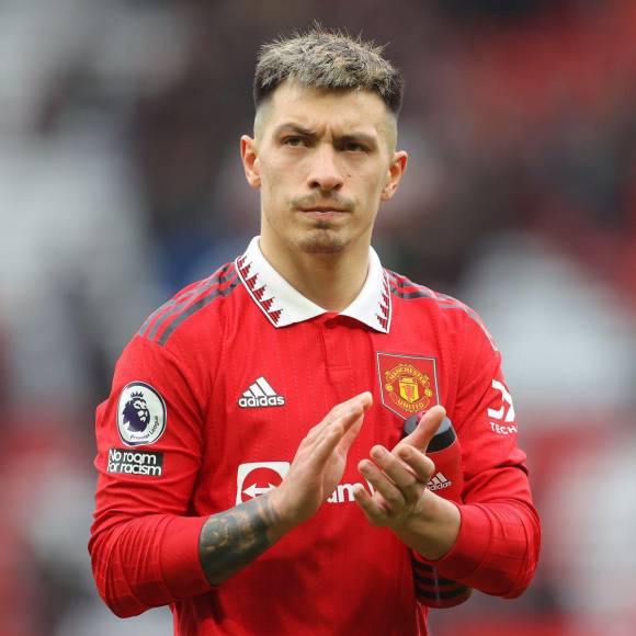 Lisandro Martínez - Según SkySports, el Manchester United ha quedado impresionado con la temporada del defensa argentino y querría extenderle el contrato en su primer año en el club.