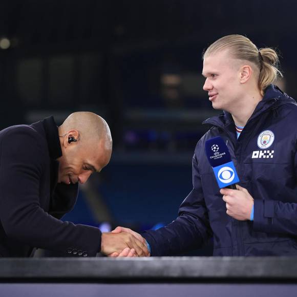 El exjugador francés Thierry Henry, una leyenda en el mundo del fútbol, se inclinó y le rindió respeto a Erling Haalando por sus cinco goles.