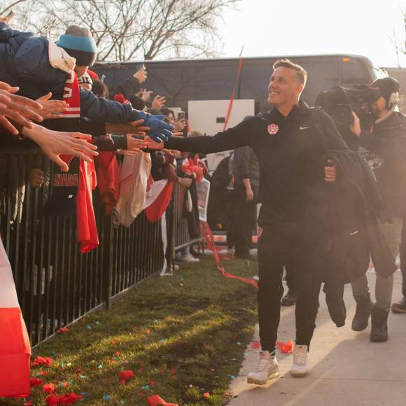 Los jugadores de la Selección de Canadá recibieron el apoyo de su afición.