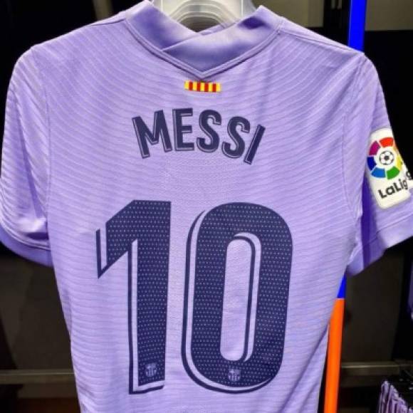 La camiseta de Lionel Messi al parecer ya está a la venta en la tienda del Barcelona. La renovación del crack argentino está al caer pero no se ha confirmado antes de la presentación de esta indumentaria.