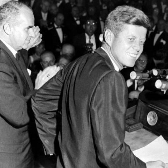 El 22 de noviembre de 1963, se produjo uno de los magnicidios más mediáticos de todos los tiempos, el del presidente de Estados Unidos John F. Kennedy, quien murió tiroteado en Dallas mientras iba en el coche con su esposa Jacqueline.
