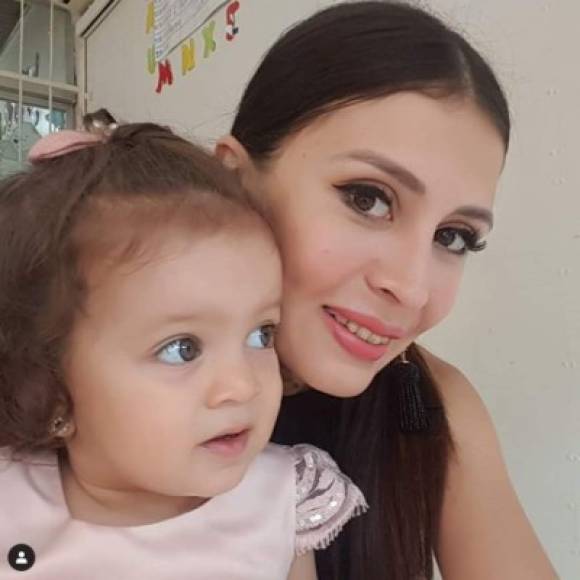 Alicia ya cuenta con su propio perfil en Instagram @alicianasralla, esta cuenta es administrada por @laartesanahn quien ha retratado los momentos más especiales del crecimiento de la niña.