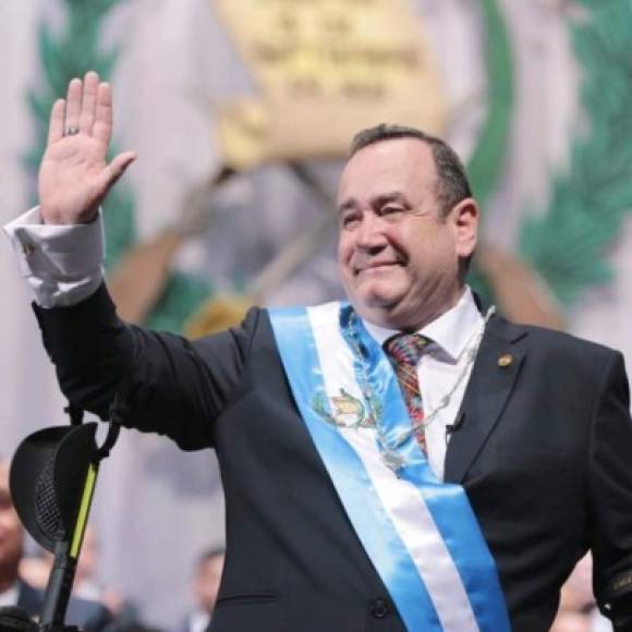 Alejandro Giammattei de Presidente de Guatemala: <br/><br/>Anual: L5,741,213.00<br/>Mensual: L478,434.42<br/>Semanal: L110,407.94<br/>Diario: L22,081.59<br/><br/>El mandatario guatemalteco es el mejor pagado de los presidentes en Centroamérica, y el segundo a nivel de América Latina, solo superado por Sebastián Piñera, presidente de Chile.