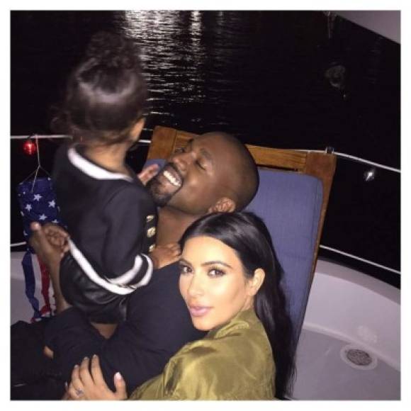 Kim Kardashian con su familia.