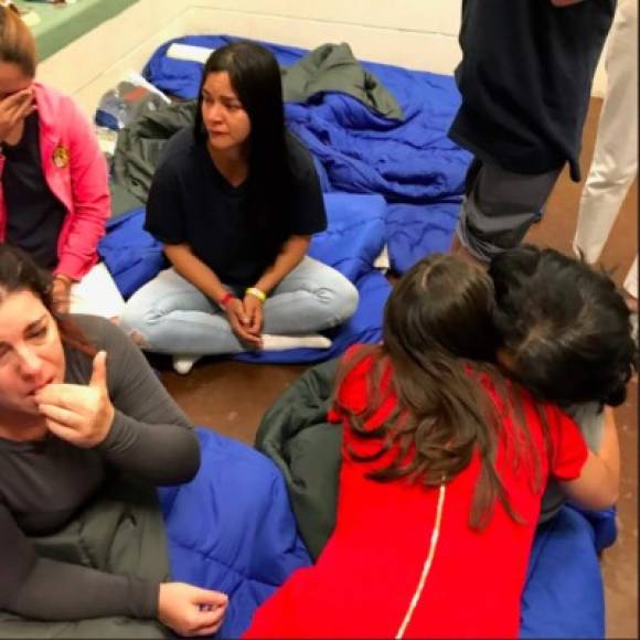 Ocasio Cortez consoló a una de las mujeres en uno de los centros de detención en Texas.