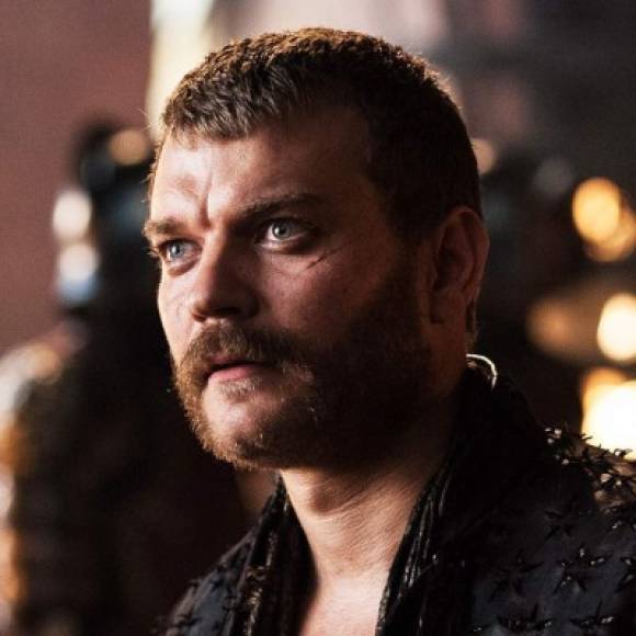 EURON GREYJOY<br/>Cobró un marcado protagonismo en las temporadas 6 y 7 de la serie. Fue proclamado rey de las Islas del Hierro, pero aspira a más: Quiere ser el rey consorte para gobernar los Siete Reinos junto a la reina Cersei Lannister.<br/>La última vez que le vimos, se llevó su Flota del Hierro hacia el continente de Essos, a fin de traer consigo a la Compañía Dorada, un ejército de mercenarios con el que espera derrotar a todos los enemigos de su reina.