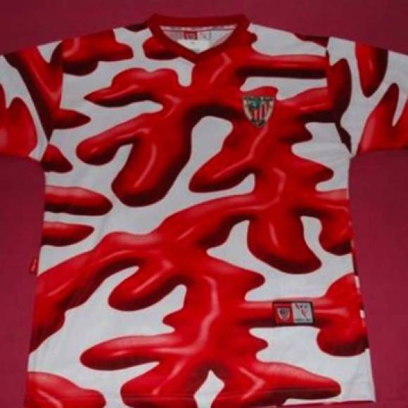 Camiseta del Athletic de Bilbao de la temporada 2004/05. Diseñada por el artista vizcaíno Darío Urzay, se lleva el lauro a la camiseta de fútbol más fea. Tal fue su rechazo por parte de la afición que la directiva del club vasco decidió retirar la playera del mercado al poco tiempo de presentada. Aún hoy es muy difícil conseguir un ejemplar. Incluso son pocas las fotos que circulan por internet, como si todos hubieran querido eliminar rastros de este espanto de camiseta de fútbol.