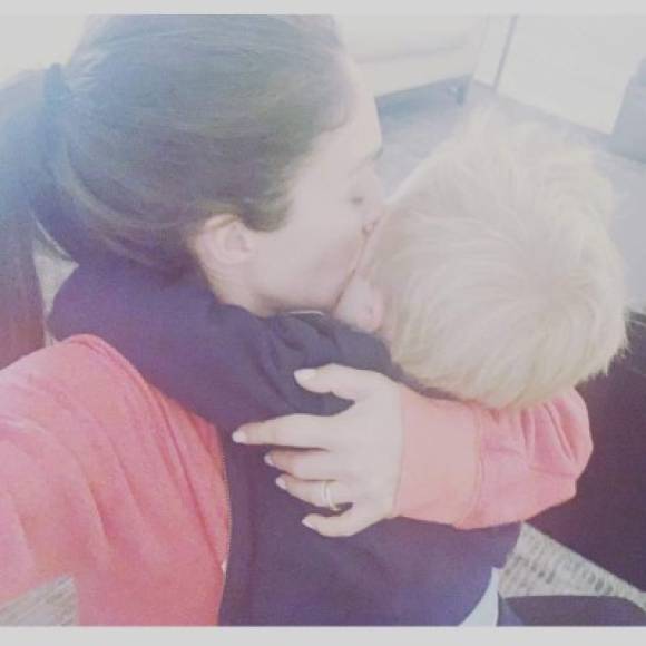 Anahi<br/><br/>La cantante posó junto a su hijo,Manuel, para enviar un mensaje a sus seguidores. '¡Feliz día a todas las mamás!', escribió en su Instagram.<br/><br/>En sus Stories compartió una foto de su propia mamá con el mensaje: '¡Eres la más hermosa del mundo!'.<br/>