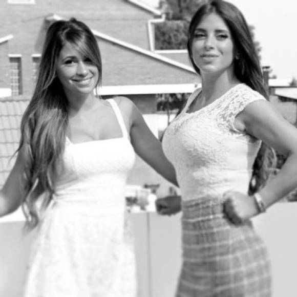 Antonella Roccuzzo mantiene amistad con otras WAGs como Daniella Semaan, esposa de Cesc Fábregas, excompañero y amigo de Messi.