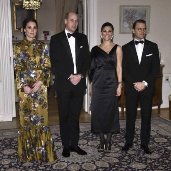 En la cena con los Príncipes Victoria y Daniel de Suecia, Kate cautivó con un llamativo vestido floral Erdem en mostaza - un tributo sutil a uno de los colores nacionales de Suecia - de Erdem.<br/><br/>
