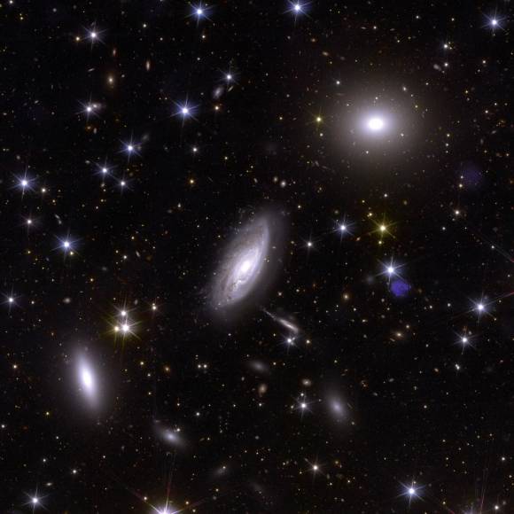 Detrás de estos objetos se esconden otras 100.000 galaxias y algunas de ellas están a una distancia de 10.000 millones de años luz y nunca antes habían sido captadas, según la ESA.