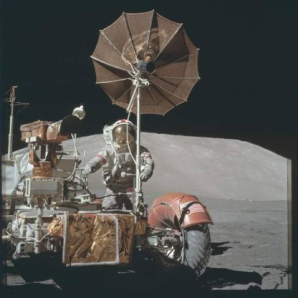 La foto muestra en alta definición la superficie lunar.
