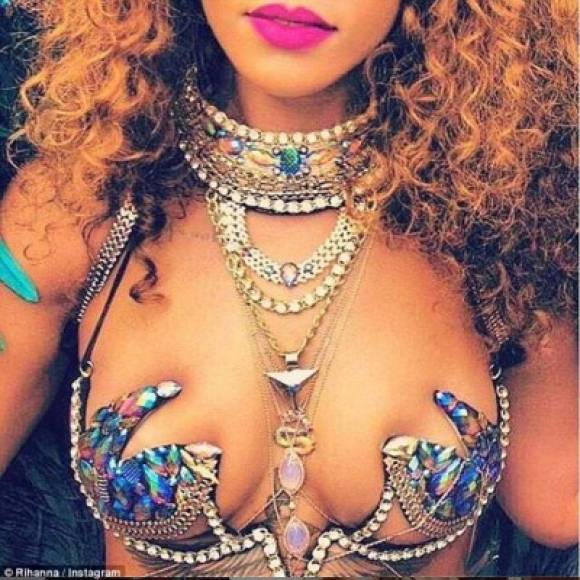 Los labios de Rihanna lucieron de color morado y sus collares fueron de pedrería fina.