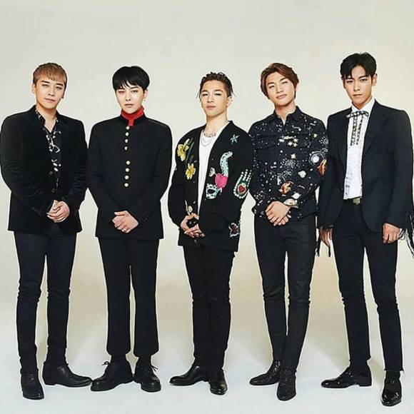 El grupo de G-Dragon, Big Bang, es una de las ‘boy bands’ más exitosas de Corea del Sur con ventas de cerca de 140 millones de álbumes en todo el mundo desde su debut en 2006. G-Dragon debutó como líder de Bigbang en 2006 y comenzó a publicar trabajos en solitario poco después, convirtiéndose en uno de los grandes nombres del K-Pop.