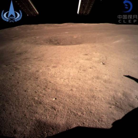 La sonda tardó menos de un mes en llegar a su objetivo: fue lanzada el pasado 8 de diciembre por un cohete Larga Marcha 3B desde el Centro de Lanzamiento de Satélites de Xichang, en la provincia suroccidental de Sichuan, y entró en la órbita lunar cuatro días después.