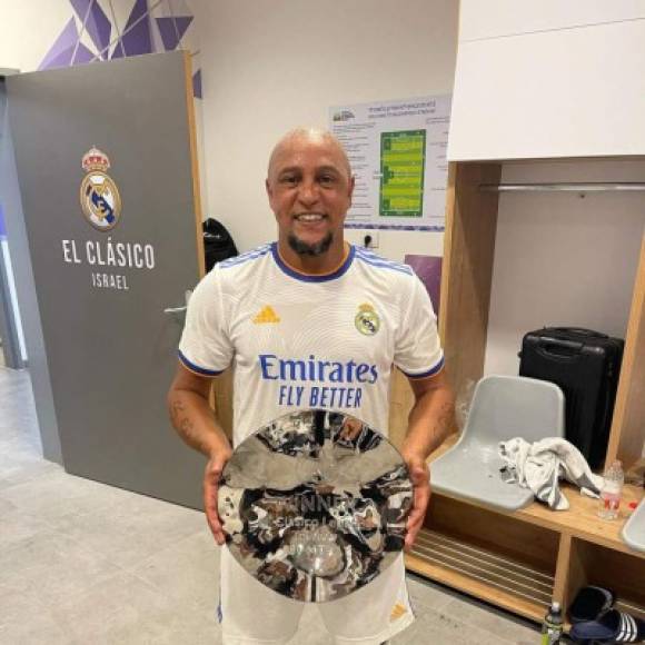 Roberto Carlos con el trofeo del Clásico de Leyendas.