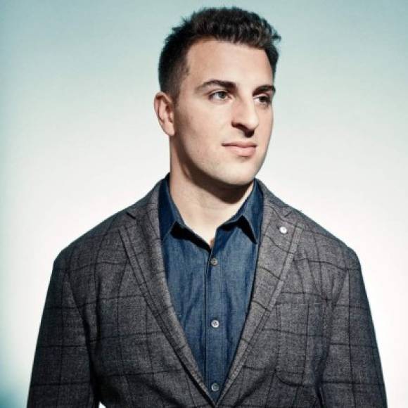 8. Brian Chesky, 35, también es cofundador de Airbnb. Chesky junto a Gebbia rentaban colchones inflables a sus amigos para ganar unos dólares extras. Vieron potencial en ese experimento, que viró en una idea de negocios para luego consolidarse como una empresa disponible en más de 34.000 ciudades de más de 190 países. Su fortuna está valorada en 3,300 millones de dólares.