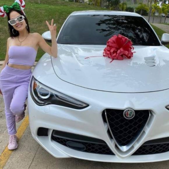 Natti Natasha<br/><br/>La reguetonera compartió que recibió nada menos que un Alfa Romeo de regaló de Navidad. Natti agradeció a su productora Pina Records por el detallazo.