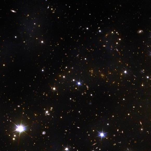 Imagen que muestra mil galaxias pertenecientes al cúmulo Perseo, y más de 100.000 galaxias adicionales más lejos en segundo plano, facilitada por la misión Euclid de la Agencia Espacial Europea (ESA).