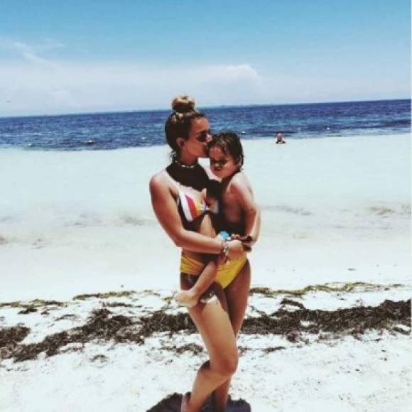 En su cuenta de Instagram tiene varias fotos en bikini en las que muestra que se mantiene en forma y que ama la playa.