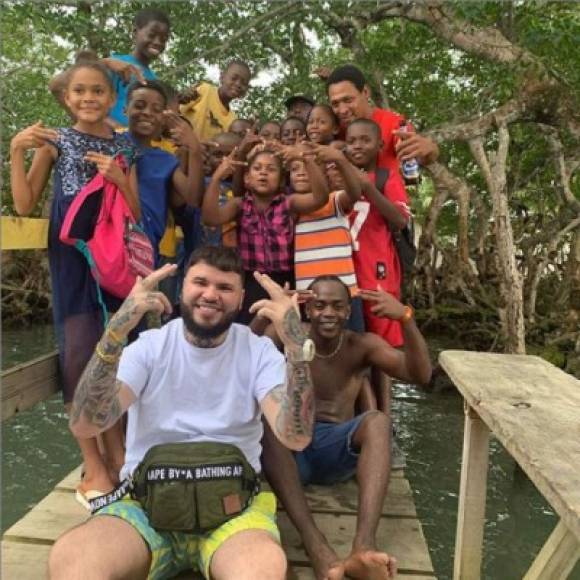 Farruko ha sido el último famoso en disfrutar de la belleza de Honduras. El cantante se encuentra grabando un video musical con el hondureño Menor Menor.