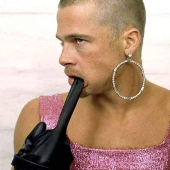 Muchos antes que estas modas llegarán a ser aceptadas, Brad Pitt ya estaba asentando un precedente al posar en los mejores minivestidos de la temporada para la revista Rolling Stone en 1999.