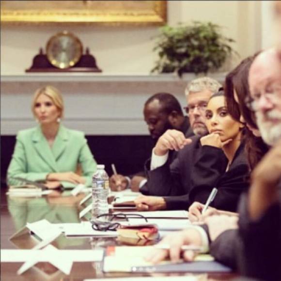 Este miércoles Kim Kardashian visitó la Casa Blanca para hablar sobre la clemencia para los presos en Estados Unidos.<br/><br/>Durante la reunión con el yerno del presidente, Jared Kushner, la hija y asesora del presidente de EEUU, Ivanka Trump, también estuvo presente.