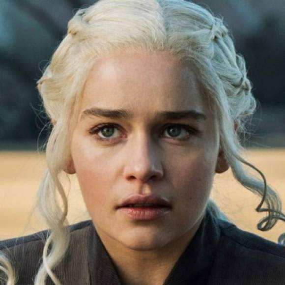 DAENERYS TARGARYEN<br/>A lo largo de siete temporadas la hemos visto crecer y evolucionar. Desde la niña inocente de la primera temporada, le hemos visto convertirse en Daenerys de la Tormenta, Reina de los Ándalos, de los Primeros Hombres, Protectora de los Siete Reinos, Khaleesi del Gran Mar de Hierba, Madre de Dragones, La Que No Arde, Rompedora de Cadenas y aspirante a recuperar el trono que perteneció a su familia. ¿Su motivación? Crear un mundo mejor, más justo. ¿Lo logrará? Pronto lo veremos.