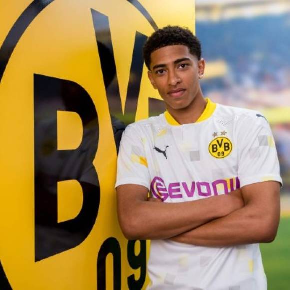 La tercera camiseta del Borussia Dortmund es un modelo de color blanco con el cuello amarillo y un efecto de pixeles en gris y varias tonalidades de amarillo recorriendo la tela del frente y las mangas. El equipo alemán usará esta equipación en la Copa de Alemania y la UEFA Champions League.