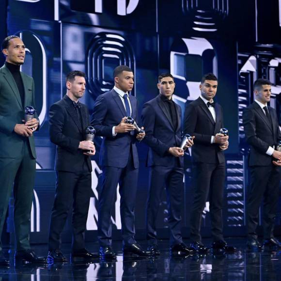 Virgil Van Dijk, Lionel Messi, Mbappé, Hakimi, Casemiro y Joao Cancelo, estuvieron en el 11 ideal de la FIFA. el resto de jugadores como Courtois, Kevin de Bruyne, Luka Modric, Karim Benzema y Erling Haaland no acudieron.