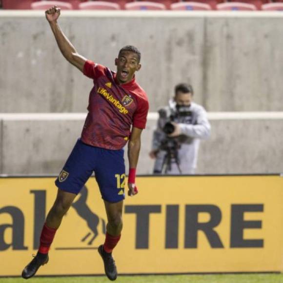 Douglas Martínez - El delantero hondureño de 23 años gana 81 mil 375 dólares en el Real Salt Lake. Este es el salario mínimo senior de la MLS, según datos oficiales publicados por la Asociación de Futbolistas de la MLS (MLSPA).