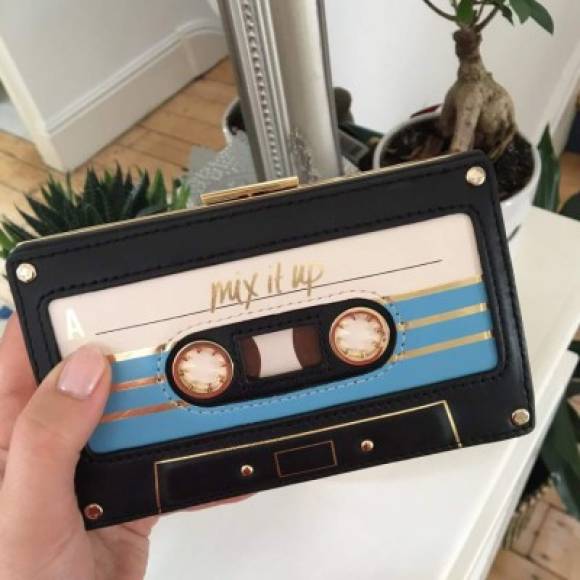 ¿Un monedero en forma de cassette? Su estilo era particular, para todos los gustos, sobre todo para quienes llevan la música hasta en las manos.