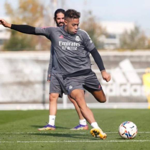 Mariano Díaz: Real Madrid ya quiso darle salida la temporada pasada, pero su alta ficha (4 millones netos por temporada) fue un problema. Esto se puede repetir en el próximo mercado, aunque la directiva seguirá buscando pretendientes. Foto Facebook Mariano Díaz.