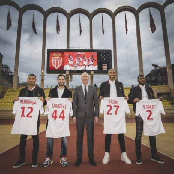 El Mónaco ha presentado por todo lo alto en el estadio Luis II a sus fichajes de este mercado: William Vainqueur, Cesc Fábregas, Naldo y Ballo-Touré posaron con la camiseta. Cuatro refuerzos para buscar salvarse del descenso.