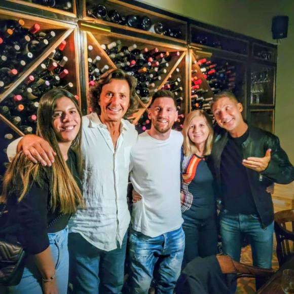 Además de estar con sus familiares, Messi compartió en el restaurante con el actor <b>Adrián Suar,</b> además de la pareja de él e hija.
