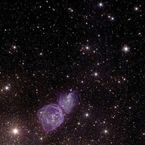 La tercera imagen muestra la galaxia irregular NGC 6822, una “galaxia enana irregular” que se sitúa a 1,6 millones de años luz de la Tierra. Está en lo que se denomina “Universo temprano”, donde la mayoría de las galaxias “no se parecen a la clásica y perfecta espiral, son irregulares y pequeñas”. 