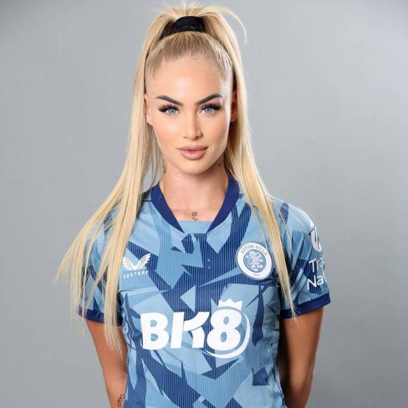 Actualmente, es jugadora del Aston Villa tras su paso en el 2021 por el Everton, en donde no logró acoplarse.
