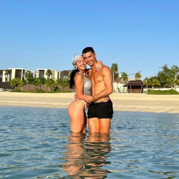 “Almas gemelas”, publicó Cristiano Ronaldo en Instagram con esta imagen en bañador junto a la hermosa Georgina Rodríguez.