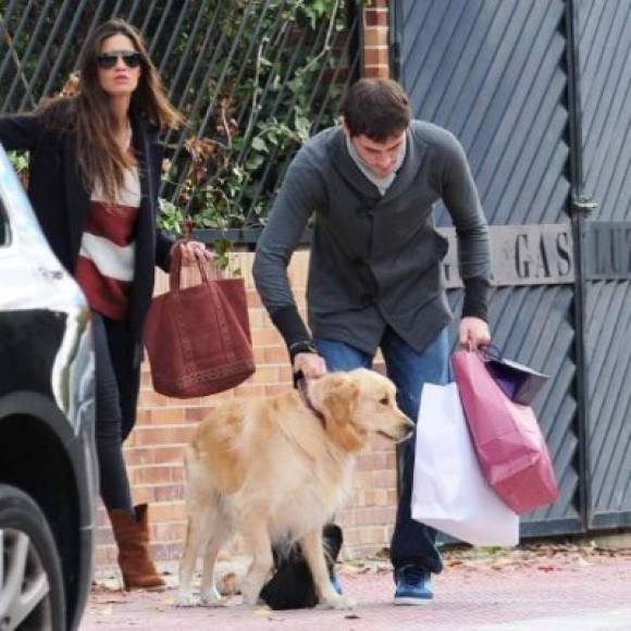 El portero del Porto, Iker Casillas, junto a su mujer Sara Carbonero, en una foto juntos paseando a su perro. Un Golden Retriever que se llama “‘Doce”.