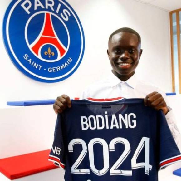 El París Saint Germain (PSG) anunció la firma del primer contrato profesional de Moutanabi Bodiang. El lateral derecho francés ha rubricado un contrato de tres años y está vinculado con el club parisino hasta el 30 de junio de 2024.