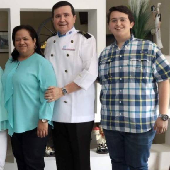 Mateo junto con su padre Hernando Moreno y su madre Virginia Samper. El joven era hijo de una pareja colombiana que radica en Honduras desde hace 28 años.<br/>Amigos se unieron en oración y mensajes de fortaleza para la familia Moreno Samper.