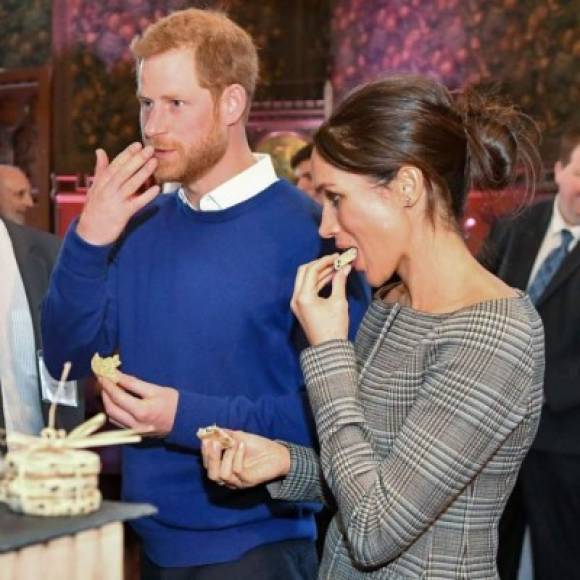 Según el protocolo real, nadie puede comer antes que Su Majestad, independientemente de si es un pastel de cumpleaños o no.<br/>
