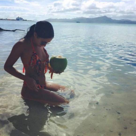Isabelle Lagace posó en bikini en las islas de la Polinesia.