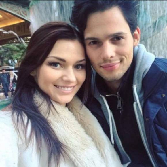 Antes de ser relacionada con Gabriel Soto, Irina tuvo una relación de dos años con el actor venezolano Emmanuel Palomares, con quien terminó mientras grababa la telenovela Vino el amor a finales de 2016.<br/>